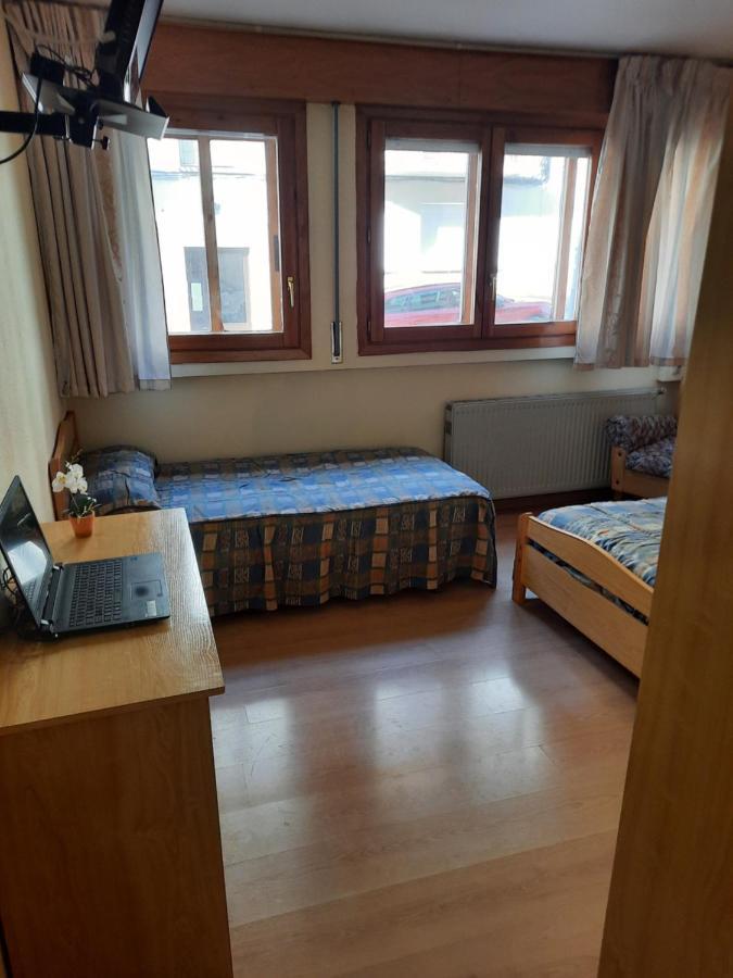 Habitaciones Pension El Parque Sabiñánigo Екстериор снимка